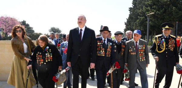 İlham Əliyev 9 May - Qələbə Günü münasibətilə Bakıda keçirilən mərasimdə iştirak etdi - FOTOLAR