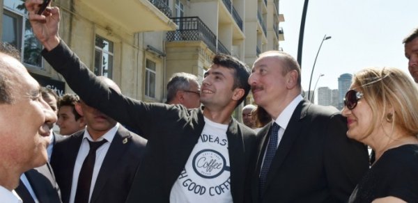 Prezidentlə birinci xanımın sakinlərlə görüşündən FOTOLAR