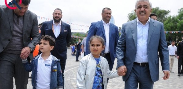 Rövnəq Abdullayev nəvələri ilə - Fotolar