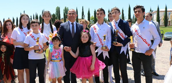 Şəmkirdə ilin ən fəal 100 məktəblisi mükafatlandırılıb