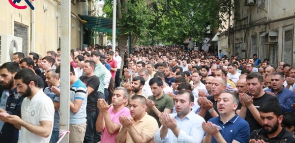 Bakı məscidlərində bayram namazı qılınıb - Fotolar