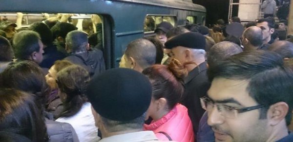 Bakı metrosunda hərəkət iflic oldu - Sərnişinlər qatarda gözlədilər