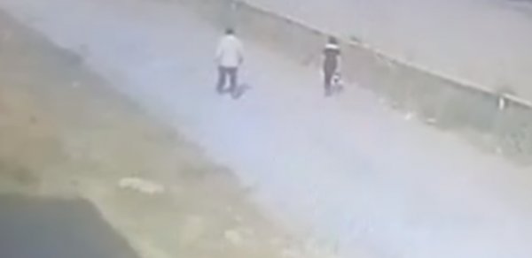 Bakıda kişi yolun ortasında qadına belə təcavüz etdi - VİDEO