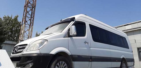Yol polisləri turistləri yanan maşından çıxardı - Foto