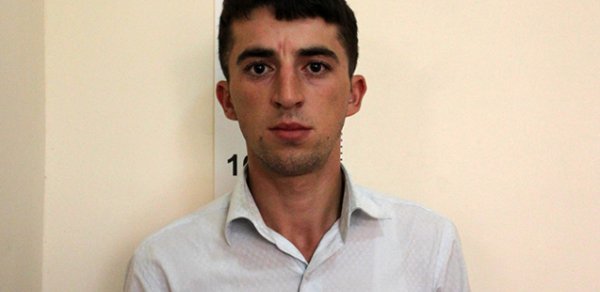 Qohumlarının evinə girib qızıl oğurladı