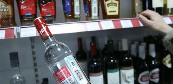 Bakıda işçi şirkətdən 13 min manatlıq içki oğurladı