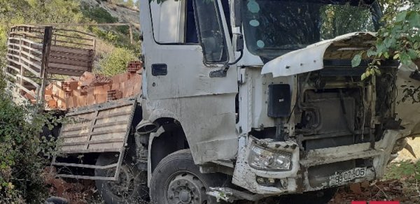 İsmayıllıda yük maşını dərəyə aşdı: sürücünün oğlu öldü 