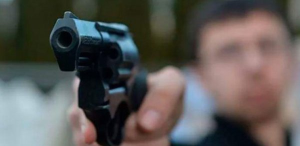 10-cu sinif şagirdi bir ailəni qətlə yetirdi