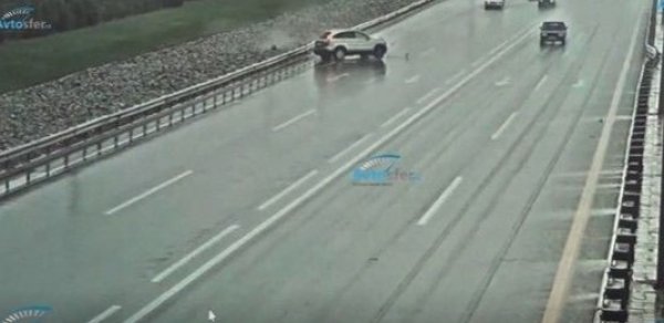 Bakıda yağışlı havada baş vermiş dəhşətli qəzalar – ANBAAN VİDEO