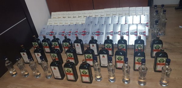 Spirtli içkiləri gizlədərək keçirmək istədi