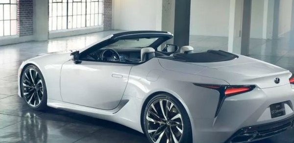 Bakıda bacısının “Lexus”unu təpiklədi - o isə polisə şikayət etdi