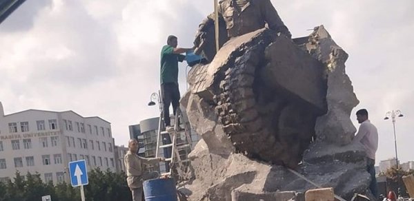 Bakıda Milli Qəhrəmanın heykəlinin açılışı oldu