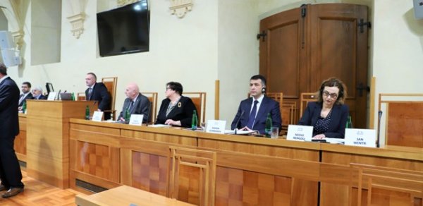 Azərbaycanlı hakim məhkəmə sisteminin səmərəliliyinin qiymətləndirilməsi ilə bağlı Çexiya Parlamentində çıxış etdi - FOTO