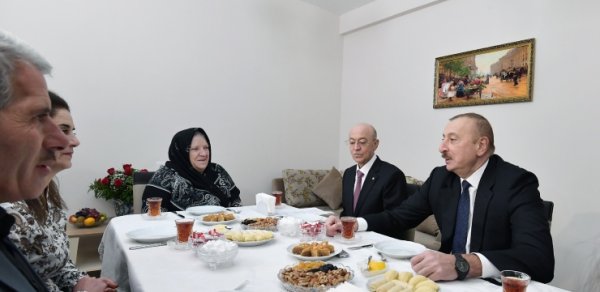 Prezident zəlzələ nəticəsində evi ziyan çəkmiş ailənin evində olub - VİDEO