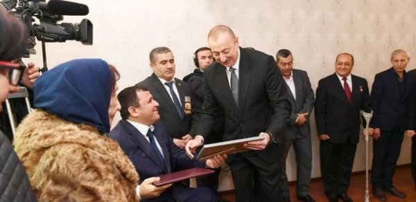 Prezident Qarabağ müharibəsi əlillərinə mənzil və avtomobillər verdi - FOTO