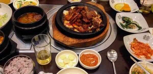 Bakıda restoranlarda yeyib-içən qohumlar zəhərləndi - Biri ölüb, digərinin halı pisdir