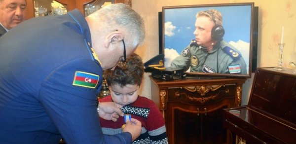 Şəhit pilotun medalı ailəsinə təqdim olunub - FOTO