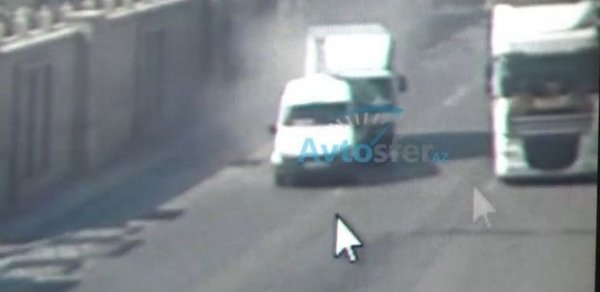 Bakıda sürücü sükan arxasında yatdı: Sərnişin dolu mikroavtobusa çırpıldı - ANBAAN VİDEO
