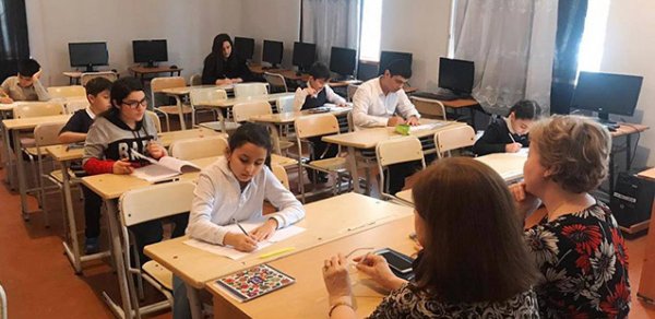 Məktəbi daha tez bitirmək istəyən 16 şagird imtahan verdi