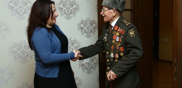 Gəncədən deputatlığa namizəd 100 yaşlı seçicisinin xeyir-duasını alıb - FOTO