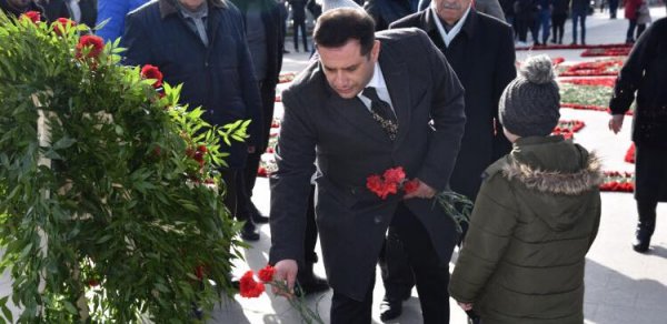Elnur Abbaszadə qərargah üzvləri ilə şəhidlər xiyabanını ziyarət edib – FOTO