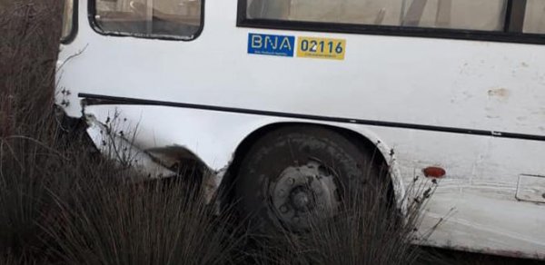Bakıda sərnişin avtobusu körpüdən aşdı: yaralılar var 