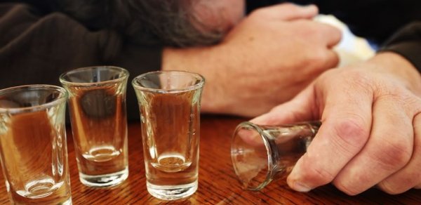 Bakıda kafedə araq içən kişi “ölüm ayağında”dır