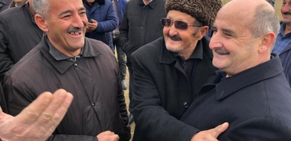 Çingiz Qənizadənin seçicilərlə görüşü zamanı təxribat cəhdi olub — FOTOLAR