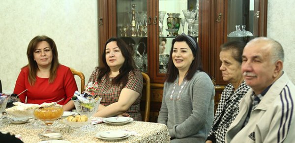 Gəncə seçiciləri Pərvin Kərimzadəni yenidən millət vəkili görmək istəyir - Video