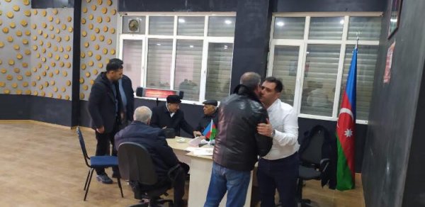 Elnur Abbaszadə seçki qərargahında görüşlərini davam etdirir – FOTO