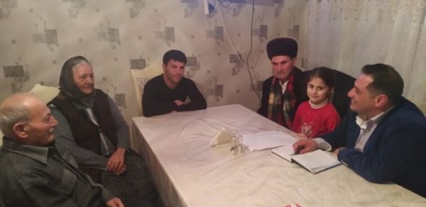 Elnur Abbaszadə bir neçə ailə ilə görüş keçirib – FOTO