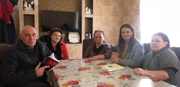 Qənirə Paşayeva ön cəbhə kəndində şəhid ailələri və bir sıra sakinlərlə görüşüb - FOTOLAR