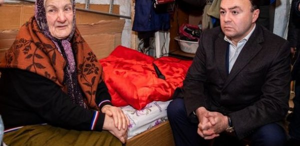 Rəqibi paylaşım etdi, Elnur Allahverdiyev yaşlı qadının evinə getdi- FOTO