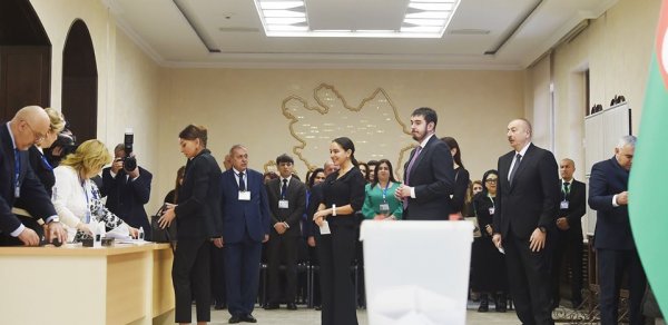 İlham Əliyev 6 saylı seçki məntəqəsində səs verdi - FOTOLAR
