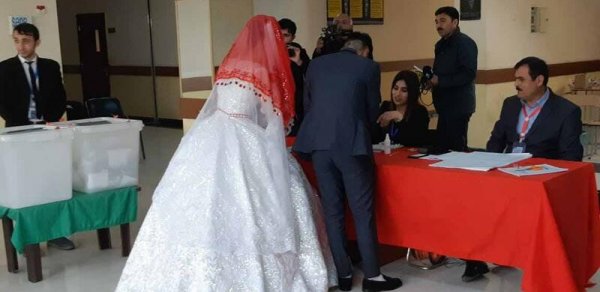 Bəy və gəlin səs verdi - FOTO
