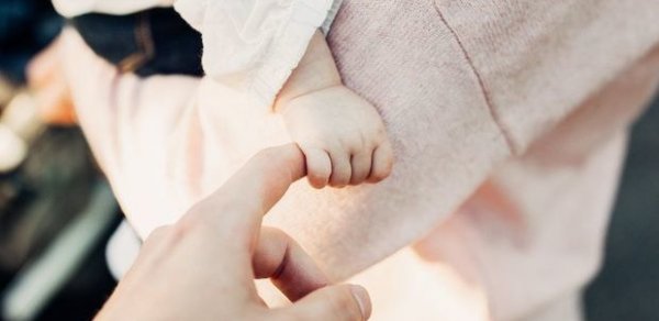 Körpəsini satmaq istəyən ana tutuldu