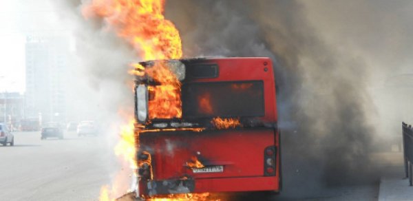 Bakıda sərnişin avtobusu yandı - VİDEO