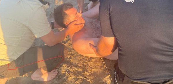 Polislər boğulmaq üzrə olan iki nəfərin həyatını xilas etdilər - FOTO