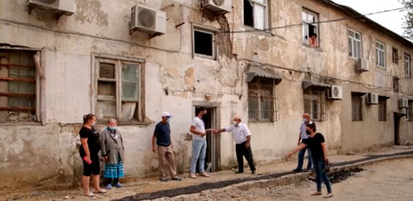 Bakıda köhnə bina çəkiliş zamanı uçdu - VİDEO