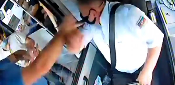 Bakıda avtobusda dava: "Maskanı taxın" deyən sürücü döyüldü - VİDEO