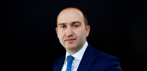 "Xəzər" TV tanınmış teleaparıcı ilə yollarını ayırdı