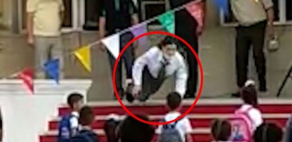 Bakıda məktəbdə himni oxuyan şagird huşunu itirdi, yerə yıxıldı - VİDEO+AÇIQLAMA
