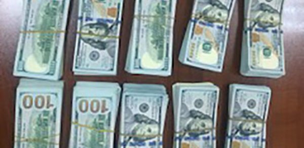 Paxlavanın altında 105 min dolları Azərbaycandan çıxarmaq istədi - Foto