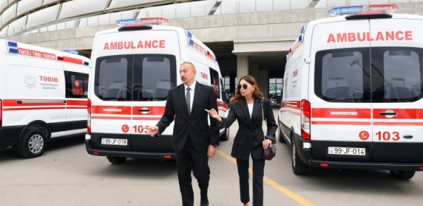 Prezident xanımı ilə yeni təcili yardım maşınlarına baxdı - FOTOLAR