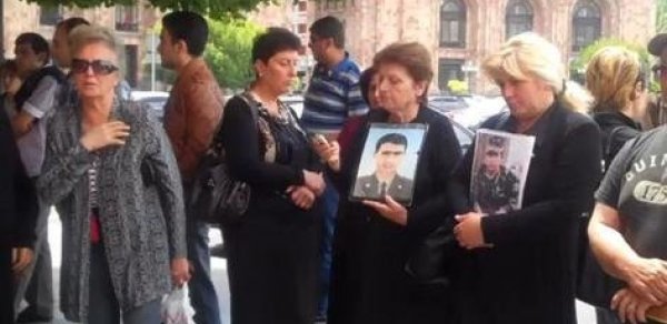 Azərbaycanlı analardan erməni qadınlara: Kişilərinizi Qarabağdan geri çəkin!