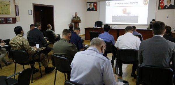Hərbi attaşelər cəbhədə baş verənlərlə bağlı məlumatlandırılıb