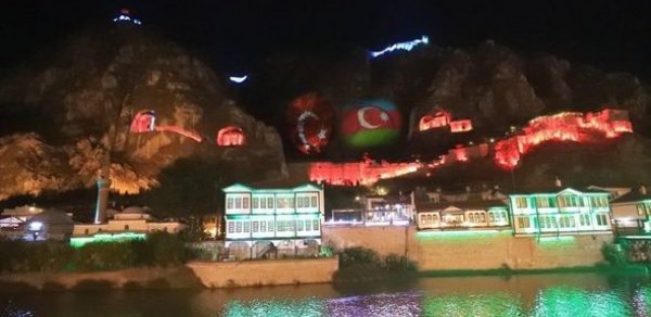 Türkiyədə dağ Azərbaycan bayrağının rənglərinə büründü - FOTO