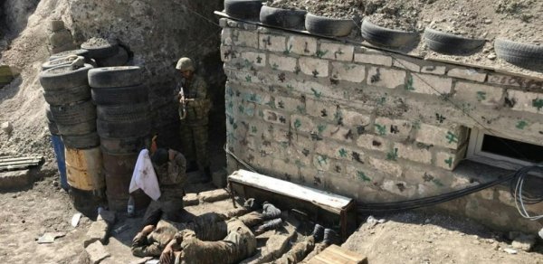 Düşmən ağ bayraq qaldırdı: Əsir götürülən əsgərlərin FOTOLARI