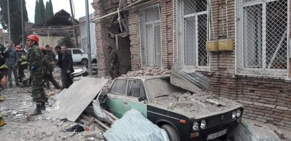 FHN Gəncədə dağıntılar altından 2 yaralı çıxardı