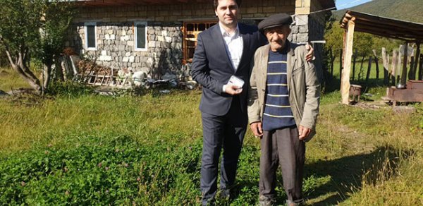 Əsgərlərə 180 manat köçürən Hikmət baba... - VİDEO